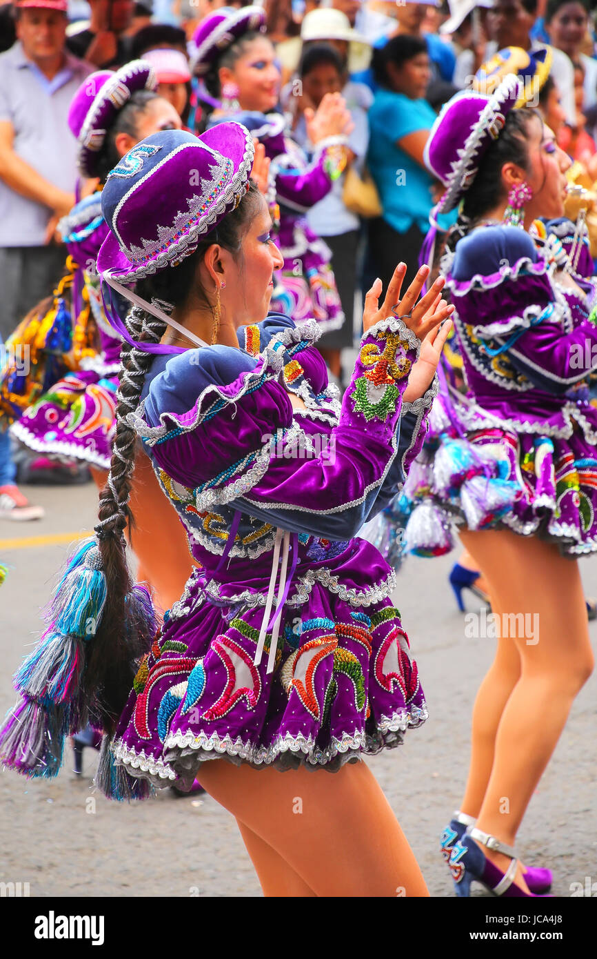Las mujeres bailando durante la fiesta de la Virgen de la Candelaria, en  Lima, Perú. El núcleo del festival es el baile y la música interpretada por  diferentes Fotografía de stock -