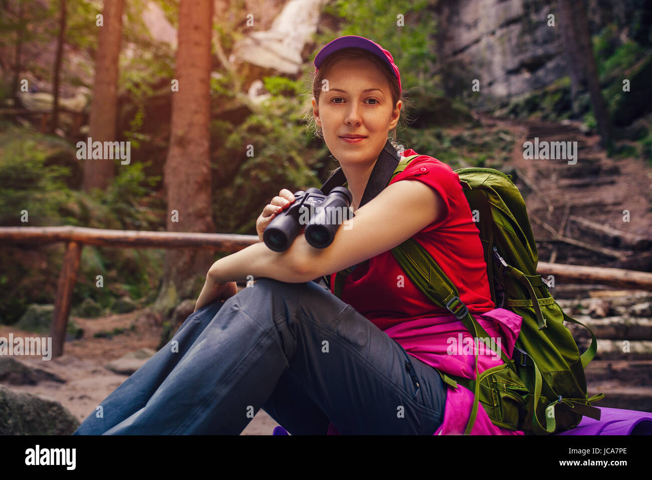 Mujer joven llevar mochila grande Fotografía de stock - Alamy