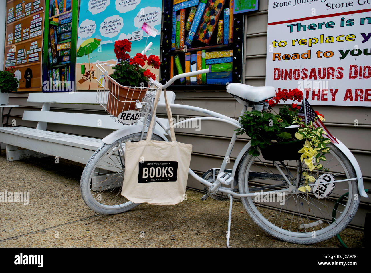 Libro sembradora flor de bicicletas delante de una librería. Foto de stock