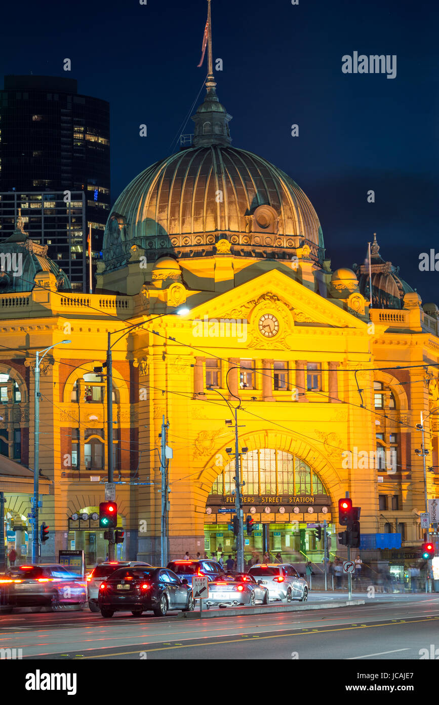 La estación de ferrocarril de la calle Flinders después del anochecer. Melbourne. Victoria, Australia. Foto de stock