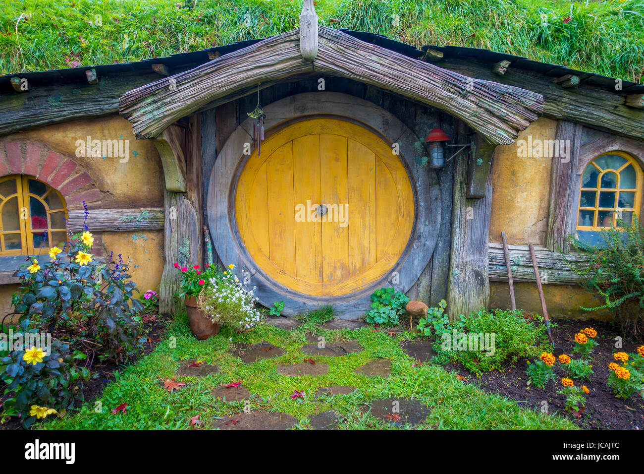 Isla del Norte, Nueva Zelanda- Mayo 16, 2017: Hobbit casa con puerta amarilla, hobbiton movie set, sitio para películas: El Hobbit y el señor de los anillos en Matam Foto de stock