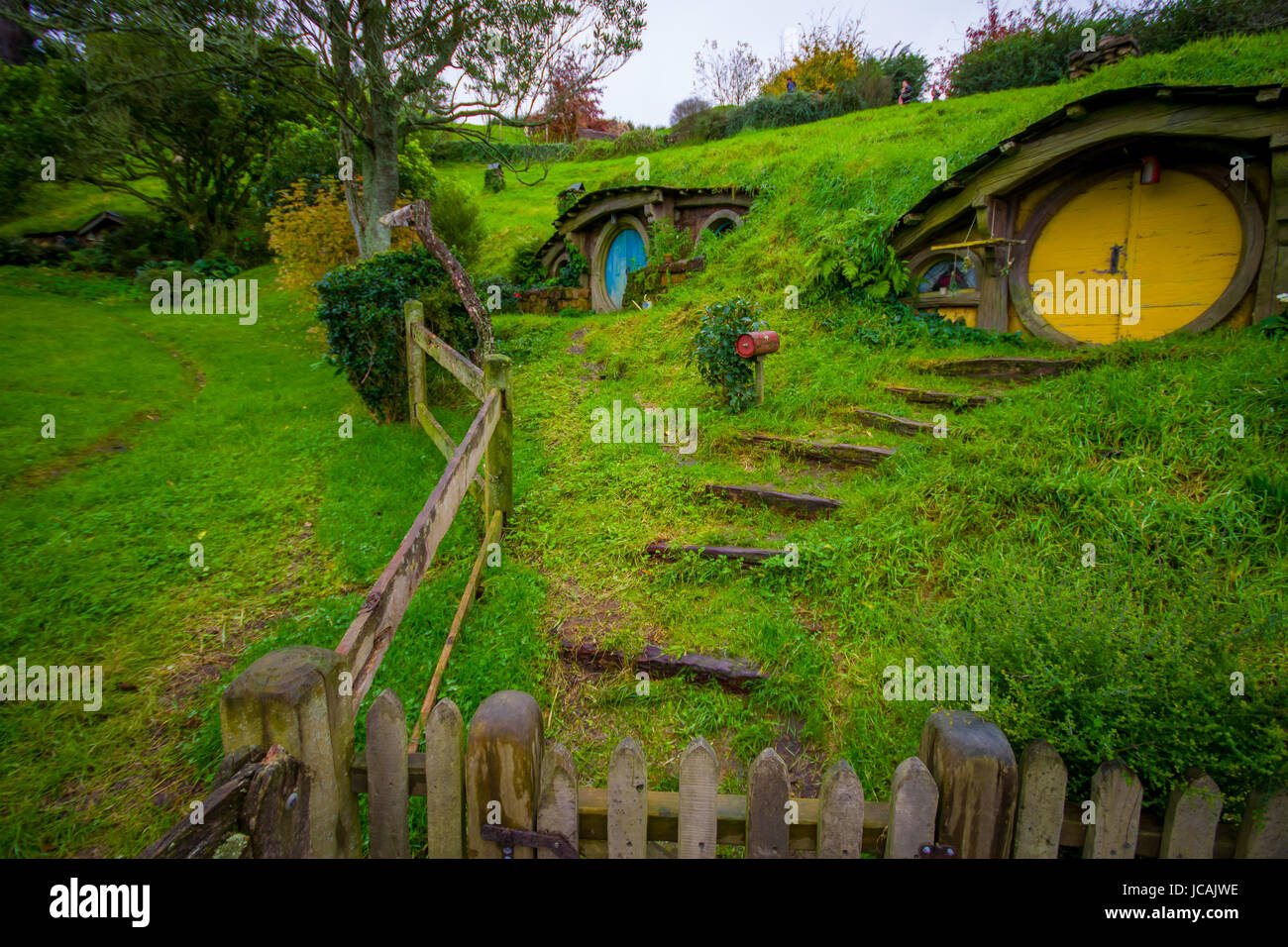 Isla del Norte, Nueva Zelanda- Mayo 16, 2017: Hobbit casa con puerta amarilla, hobbiton movie set, sitio para películas: El Hobbit y el señor de los anillos en Matam Foto de stock