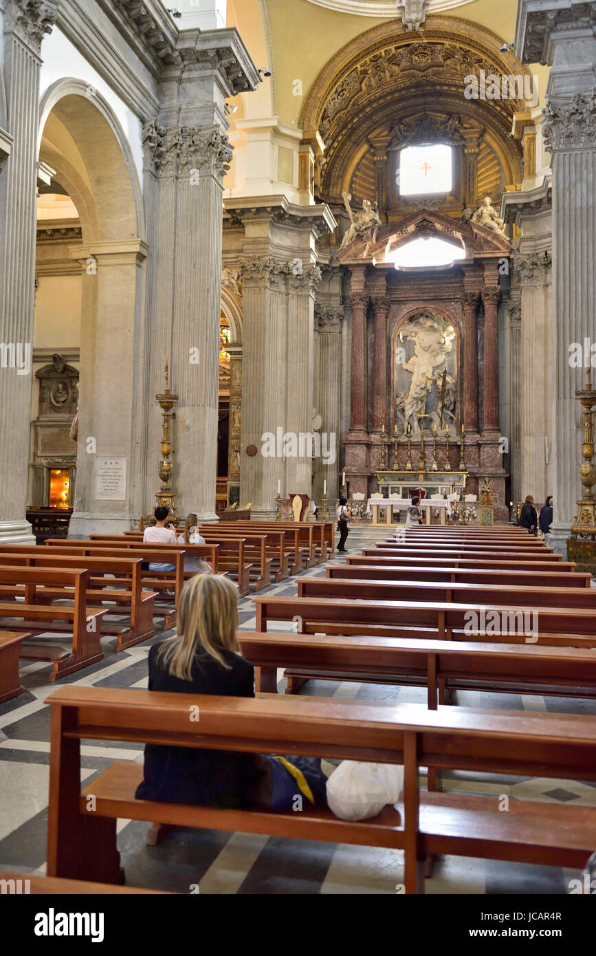 Dentro de la Basílica de San Juan Bautista de los Florentinos, mirando