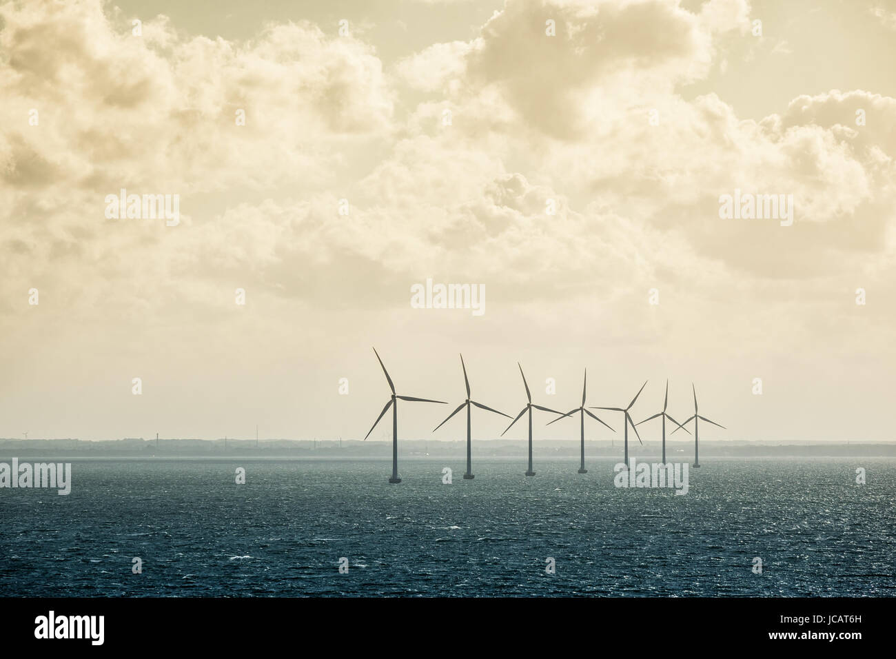 Windräder in der Ostsee. Foto de stock