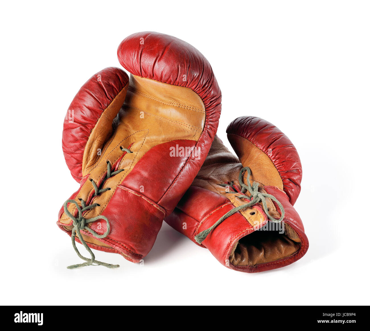 Antiguos guantes de boxeo de cuero rojo aislado en blanco. Foto de stock