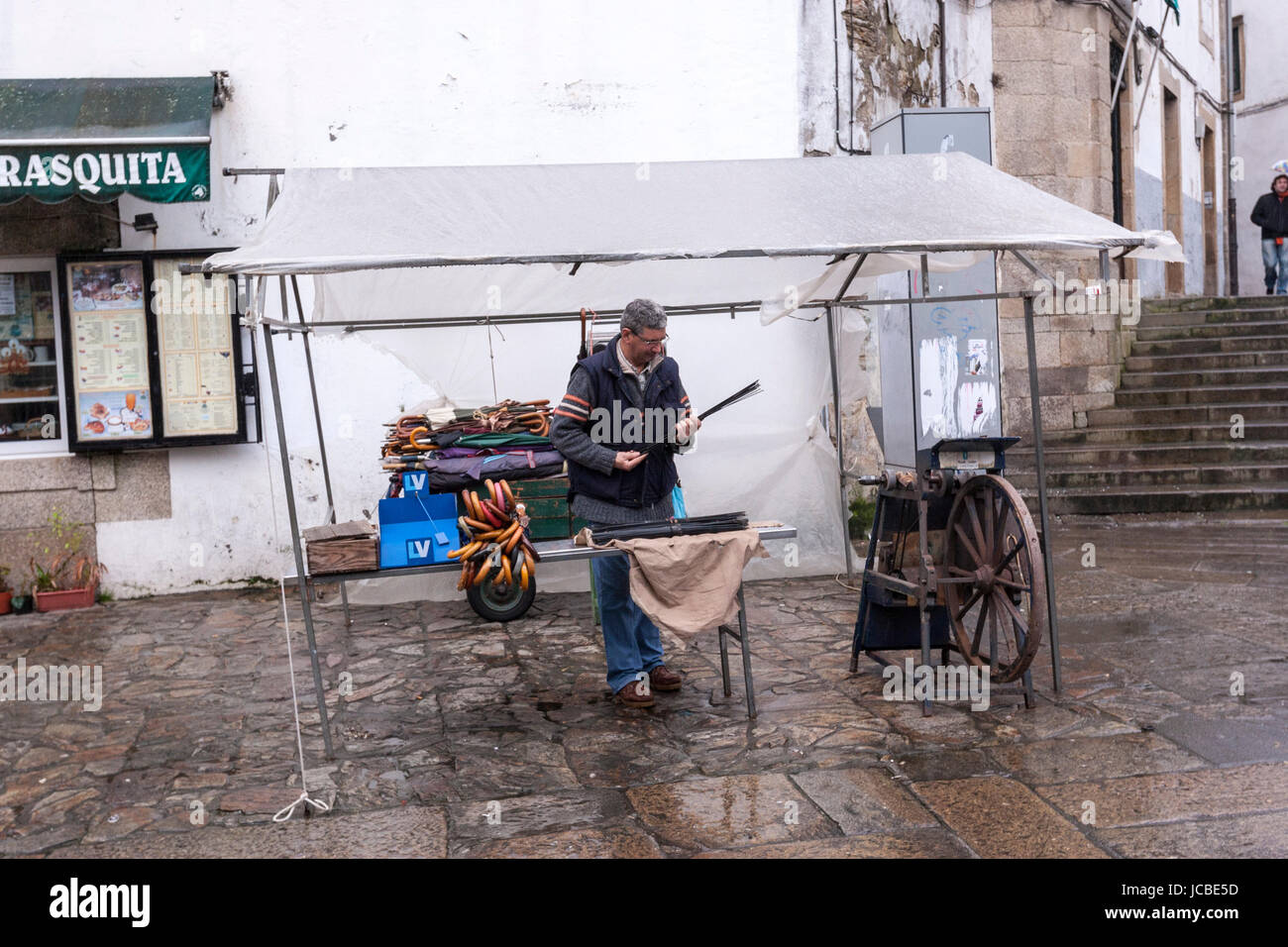 El hombre la venta y reparación de sombrillas en el exterior del Mercado de  Abastos de Santiago de Compostela Fotografía de stock - Alamy