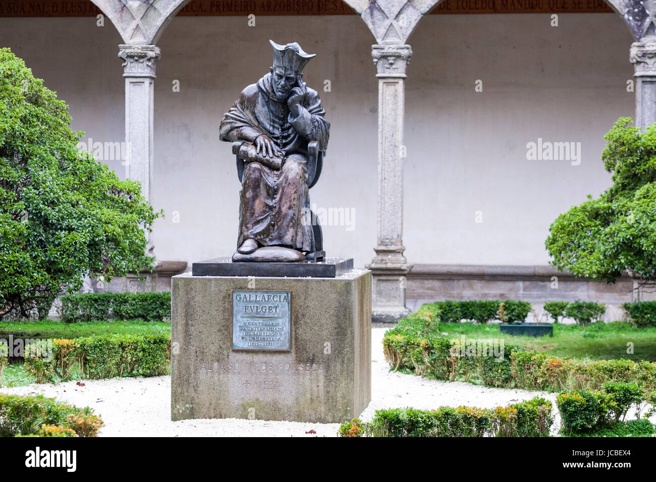 Patio del Colegio Mayor Fonseca con la estatua de Alonso III de Fonseca