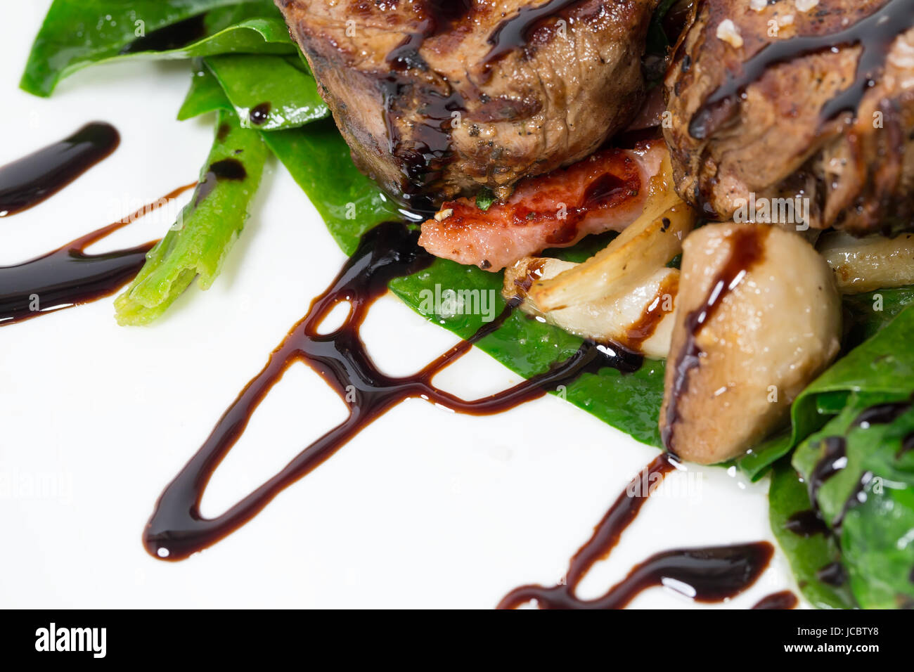 Delicioso filete Chateaubriand con champiñones y espinaca. Macro. Foto  puede ser utilizado como un todo el fondo Fotografía de stock - Alamy