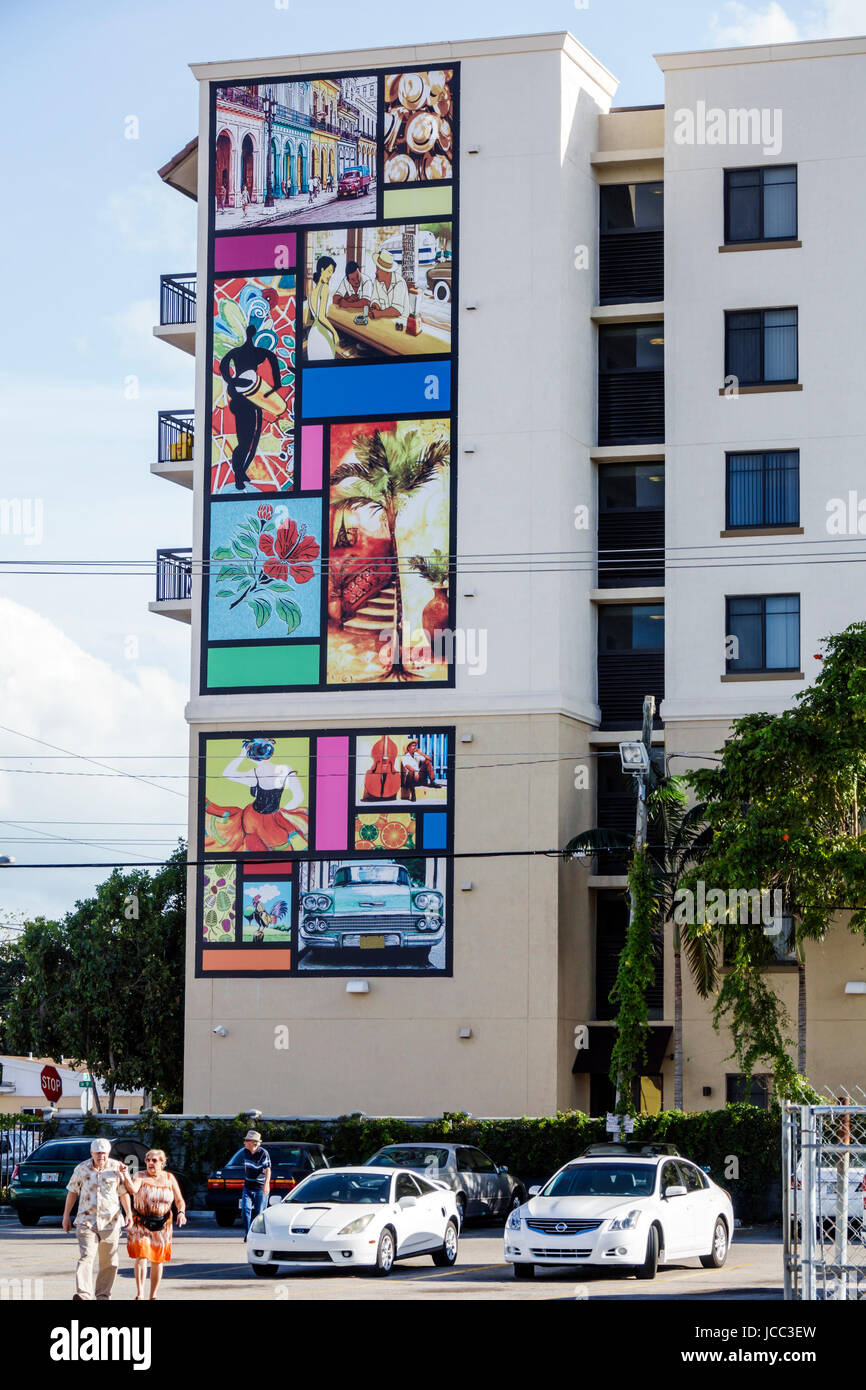 Miami Florida,Little Havana,barrio,edificio residencial,edificio alto,mural,arte,estacionamiento,ancianos ciudadanos,hombre hombres, mujer femal Foto de stock