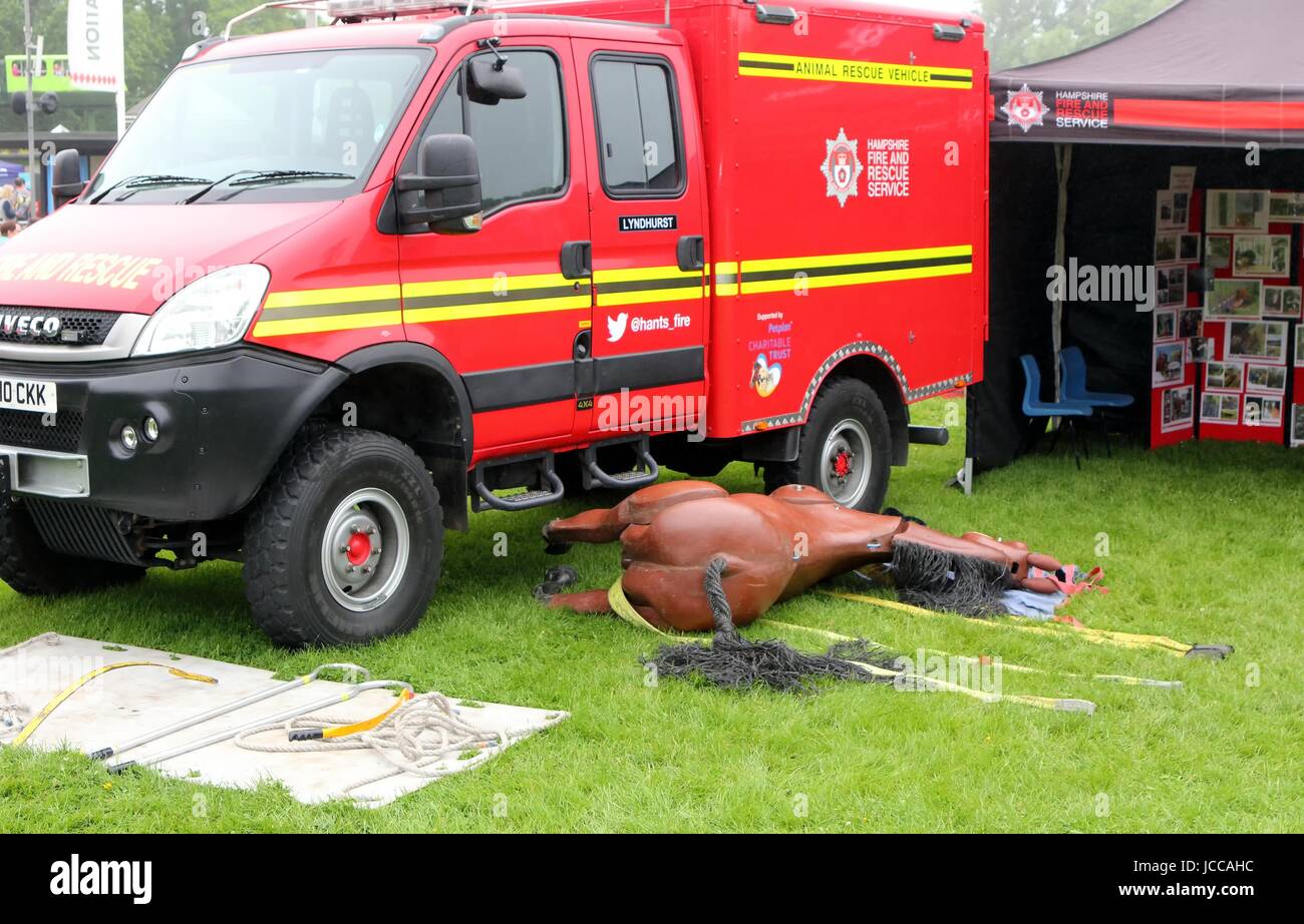 Beaulieu, Hampshire, Reino Unido - 29 de mayo de 2017: Vehículo de rescate de animales pertenecientes al Servicio de Incendios y Rescate de Hampshire, con prótesis caballo ficticio para el tren Foto de stock