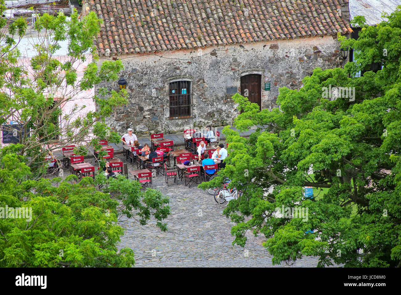 Street cafe en Colonia del Sacramento, Uruguay. Es una de las ciudades más antiguas de Uruguay Foto de stock