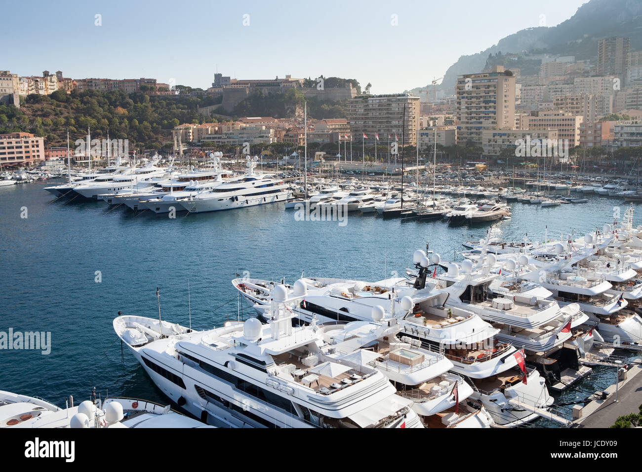 Foto de una fila de yates en el puerto de Mónaco, Monte Carlo