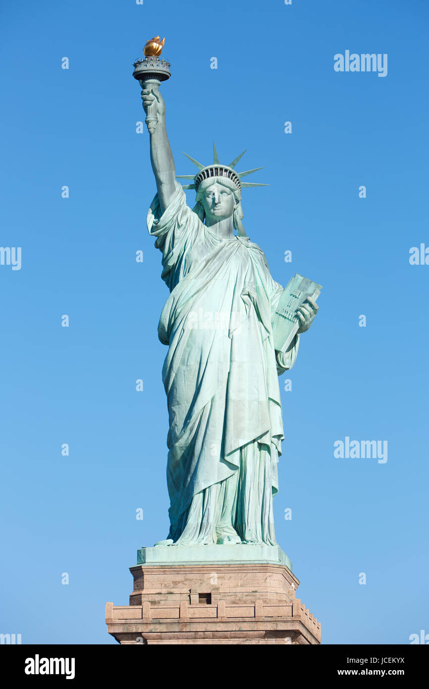 Vista frontal de la estatua de la Libertad en Nueva York, el azul claro del cielo en un día soleado, trazado de recorte Foto de stock