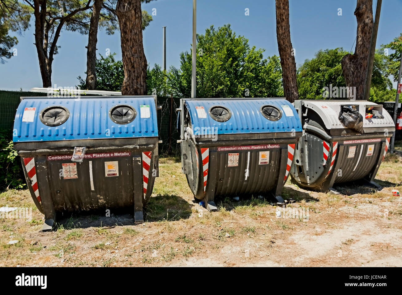 Contenedores de reciclaje de tamaño comercial en Italia. Foto de stock