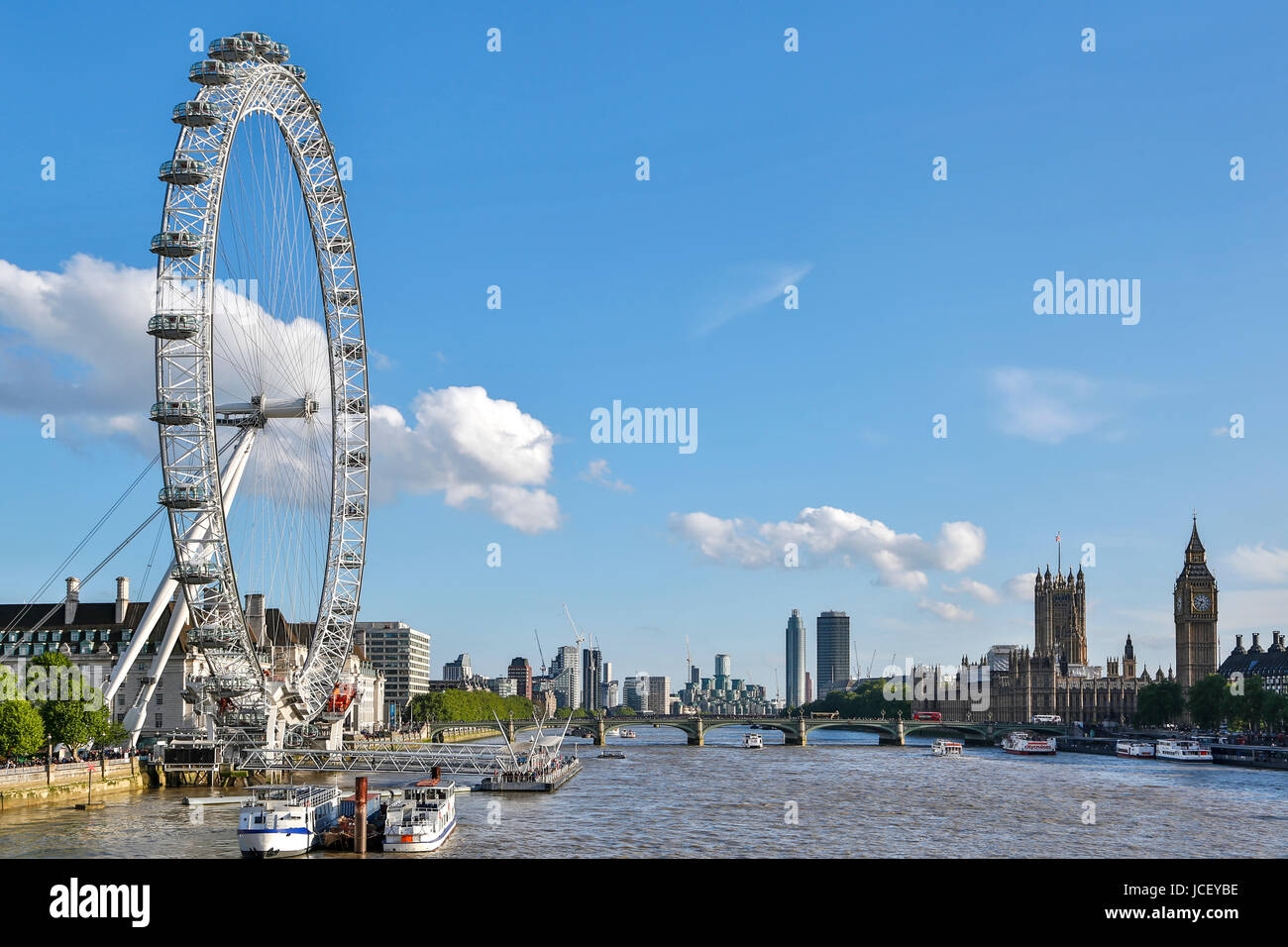 La noria London Eye, el paisaje urbano de Londres, y el Río Támesis, Londres, Inglaterra, Reino Unido Foto de stock