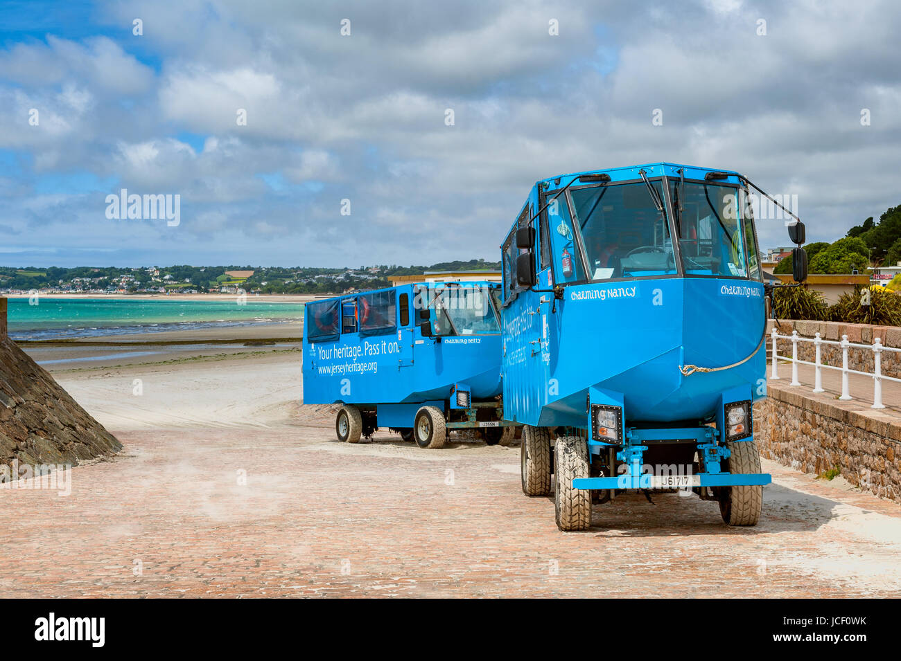 Vehículos Anfibios en la playa de St Helier, Jersey, Reino Unido. Se utilizan para el transporte de turistas a Elizabeth castillo justo fuera de la costa Foto de stock