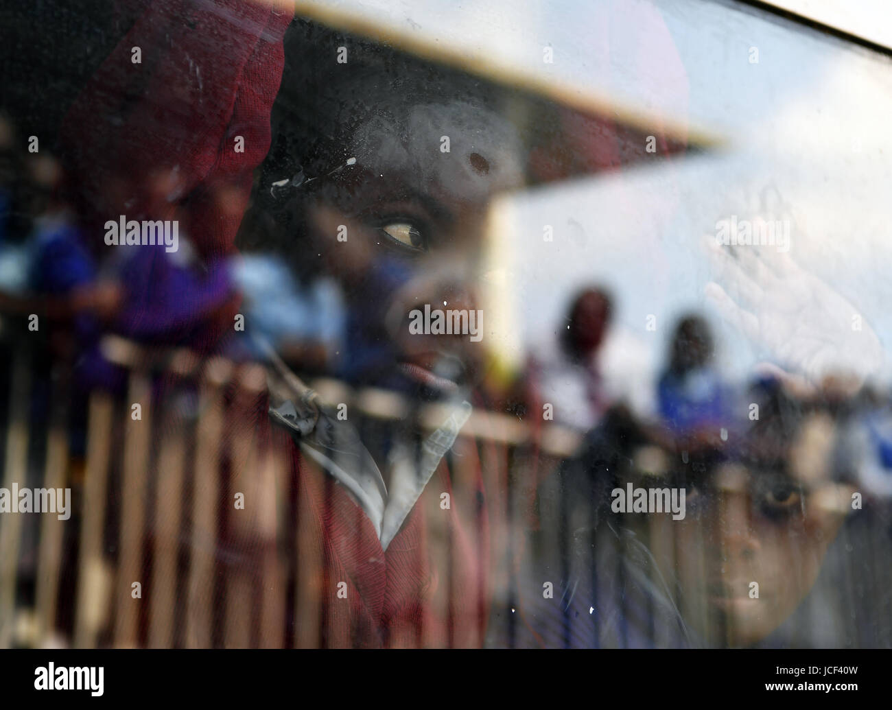 (170615) - NAIROBI, 15 de junio de 2017 (Xinhua) -- Los alumnos ver la ceremonia de donación en Beijing MCEDO Escuela en Nairobi, Kenya, 15 de junio de 2017. Docenas de empresas chinas el jueves donó materiales didácticos, juegos deportivos y aperitivos valía 4.075 dólares EE.UU. a una escuela situada en el barrio de Mathare en Nairobi, Kenya. (Xinhua/Chen Cheng) (lrz) Foto de stock