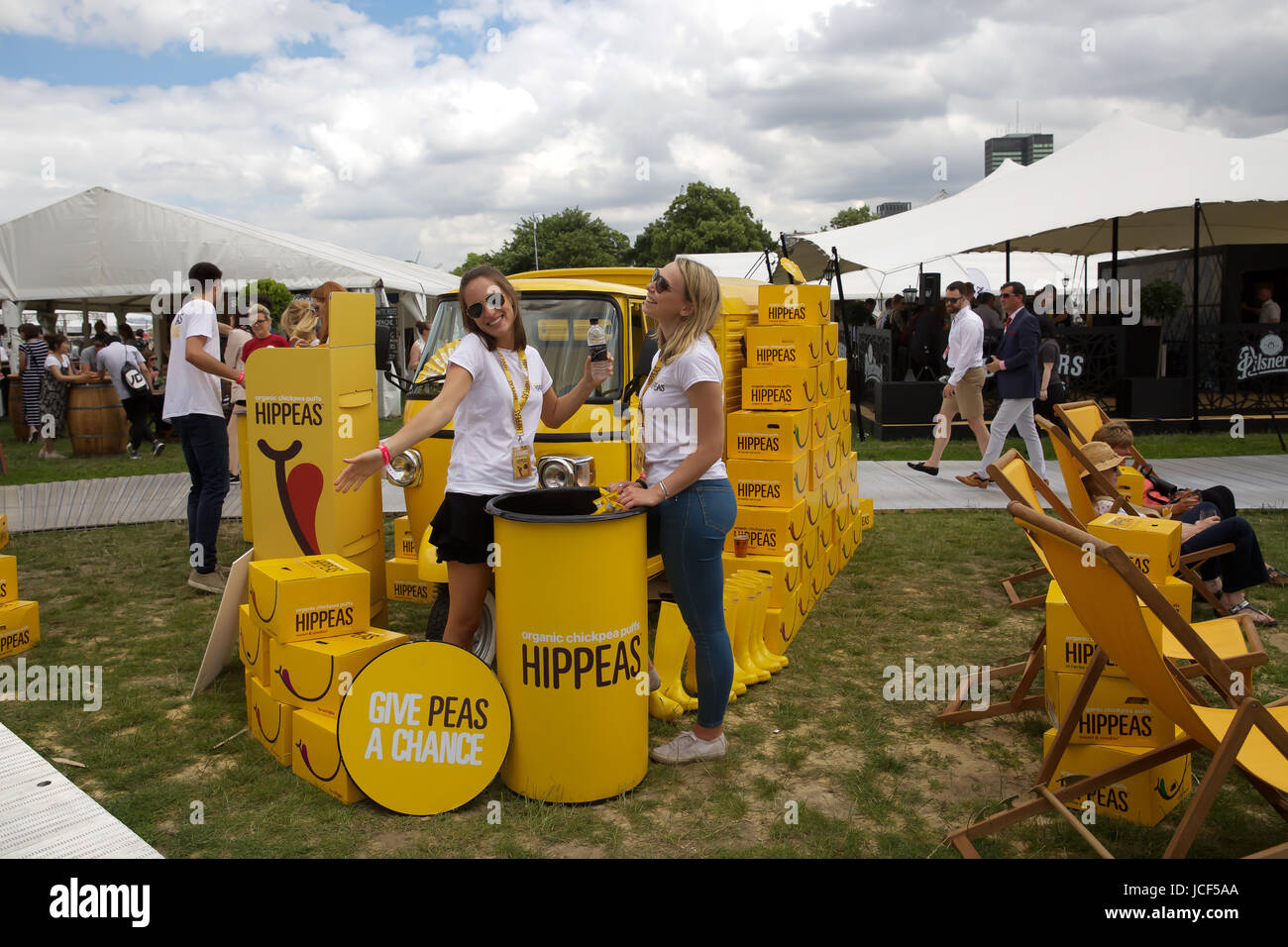 Londres, Reino Unido, 15 de junio de 2017,el sabor de Londres tiene lugar en Regents Park. Sabor de Londres es el escaparate definitivo de los mejores restaurantes de la capital, chefs y principales marcas de comida y bebida. Es un evento que tiene lugar dos veces al año, hay demostraciones de cocina en directo junto con clases magistrales interactivas. Corre hasta el 18 de junio de 2017©Keith Larby/Alamy Live News Foto de stock