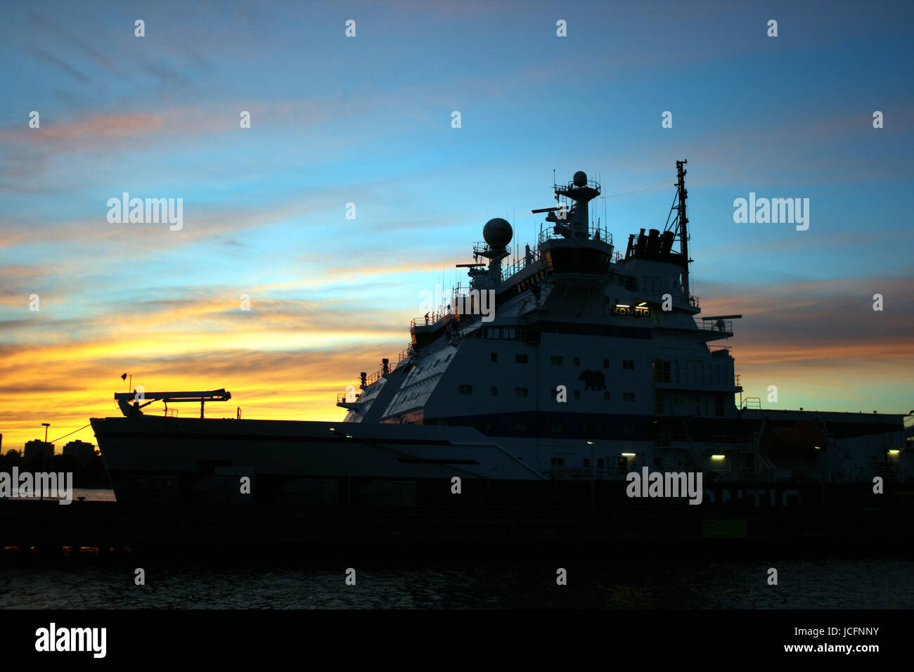 Rompehielos en el puerto de Helsinki Foto de stock