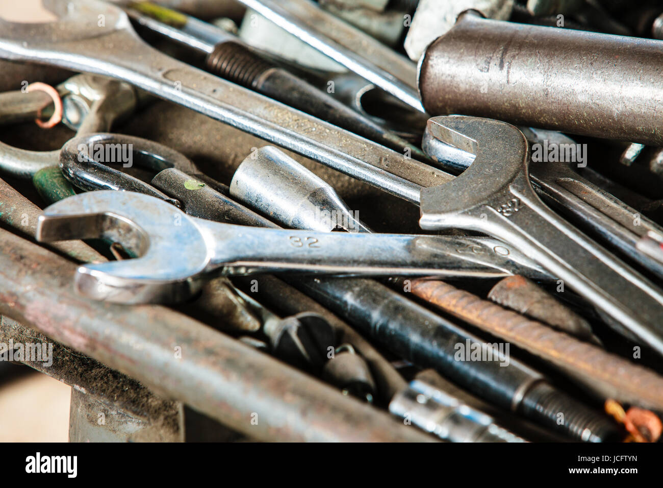 Variadas herramientas de mano antiguo fondo. Muchas llave de hierro en mecánica de coches servicio de garaje Fotografía de stock - Alamy