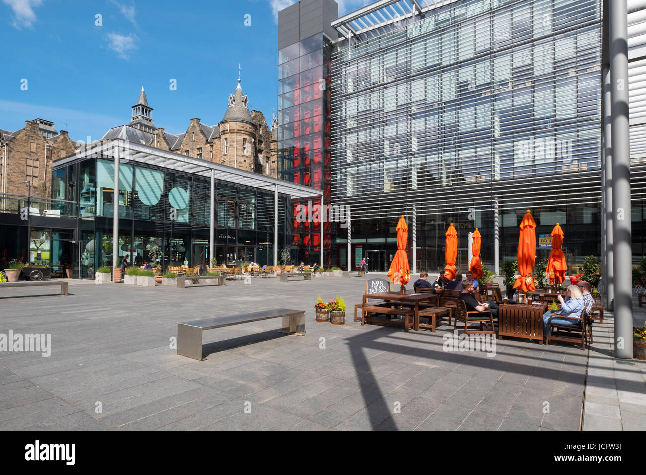 Vista de restaurantes y bares en Nueva Quartermile desarrollo inmobiliario residencial de lujo en Edimburgo, Escocia, Reino Unido. Foto de stock