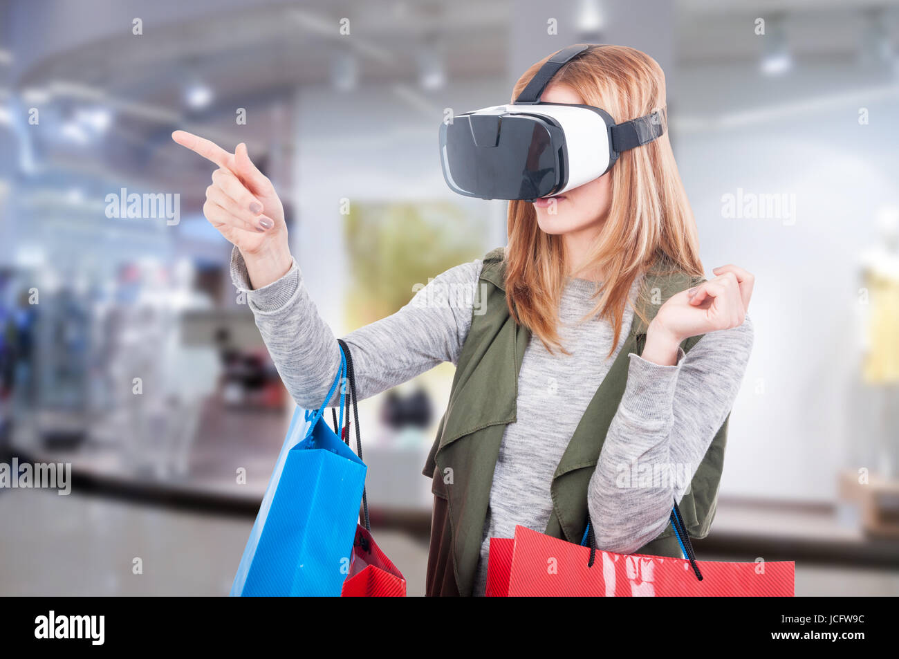 Clienta de compras online por VR auriculares gafas de realidad virtual  Fotografía de stock - Alamy