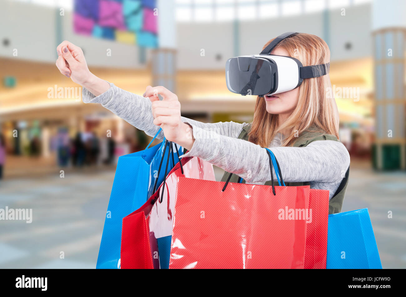 Mujer experiencia compras online con VR auricular dentro del centro  comercial Fotografía de stock - Alamy