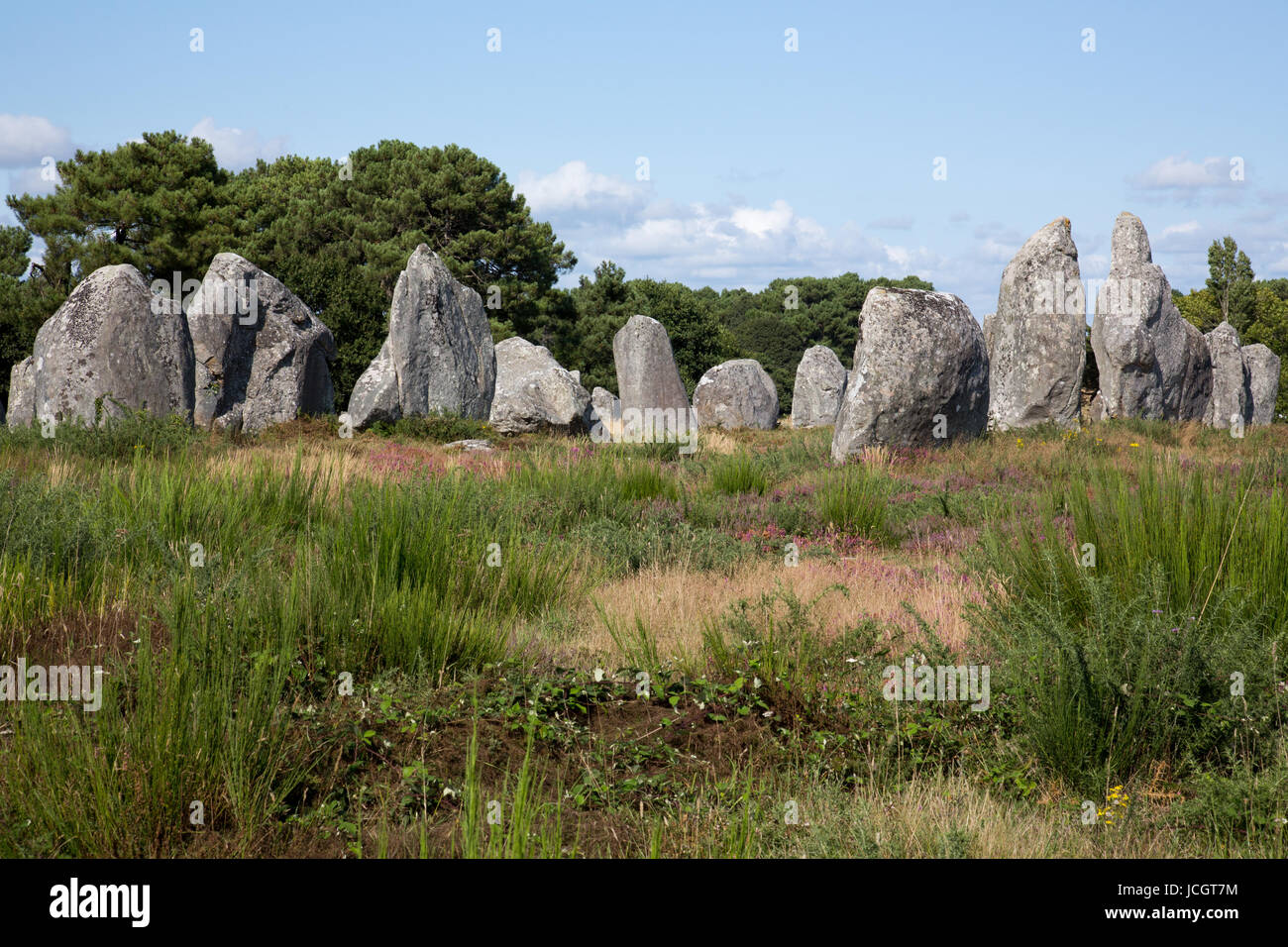 Las avenidas, círculos de piedra y el entierro túmulos en el yacimiento neolítico en Carnac, Francia Foto de stock