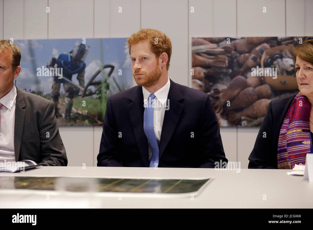 El Príncipe Harry participa en un ejercicio de escenario de mesa redonda para la "limpieza efectiva de minas terrestres en una emergencia humanitaria" durante su visita a Chatham House, el Instituto Real de Asuntos Internacionales, en Londres. Foto de stock
