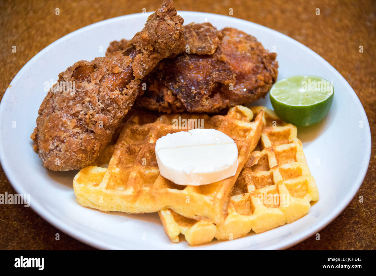 Habanero pollo frito y Waffles, Brunch en el restaurante Momofuku Ma Peche, Manhattan, Nueva York Foto de stock