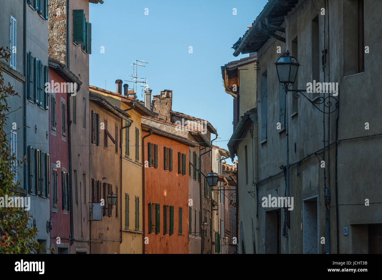 SAN QUIRICO D'Orcia, Italia - 30 de octubre, 2016 - encantadora calle angosta en la ciudad de San Quirico d'Orcia, Siena, Val d'Orcia, Toscana - Italia Foto de stock