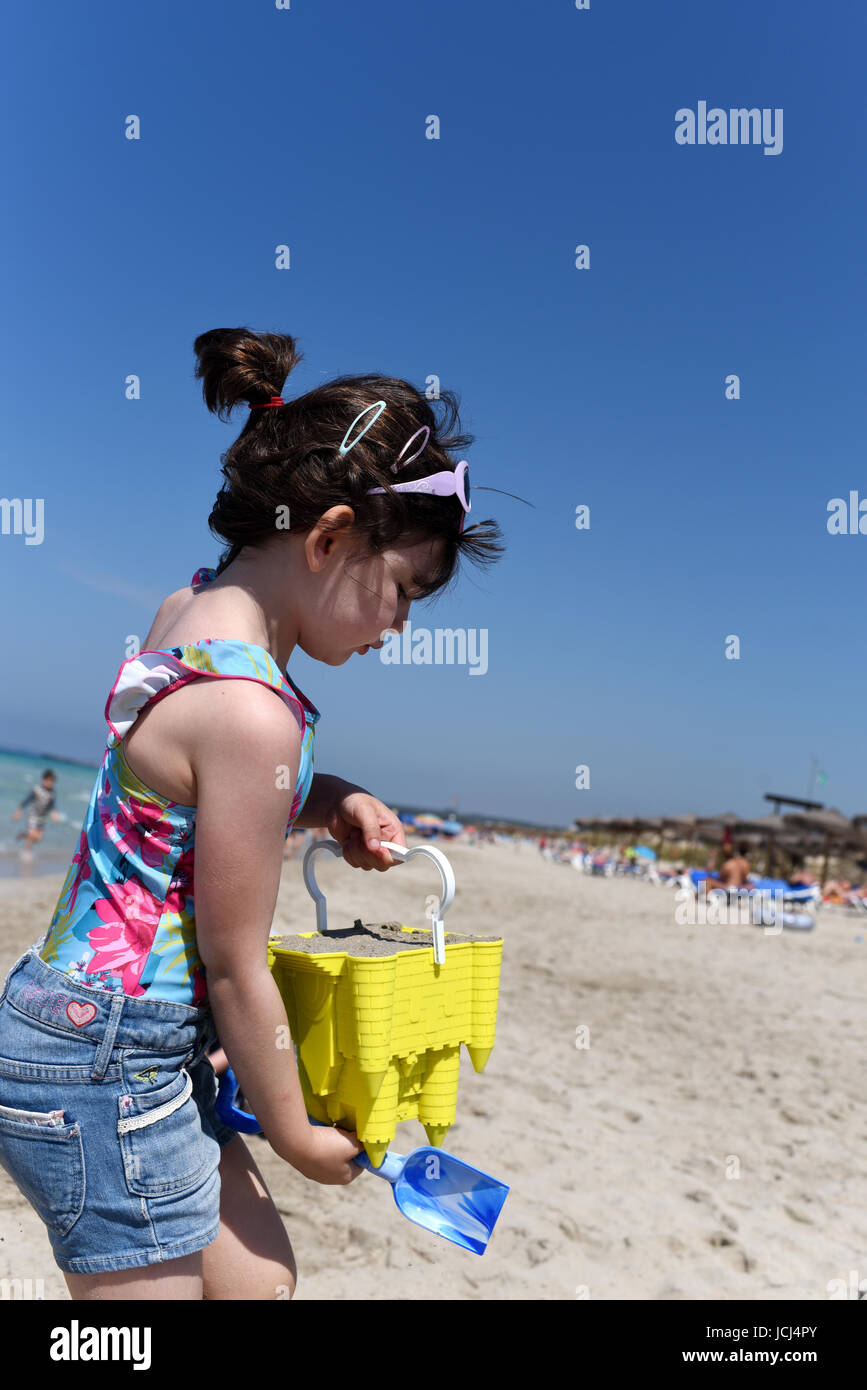Jugando en una playa arenosa, Menorca, España Foto de stock