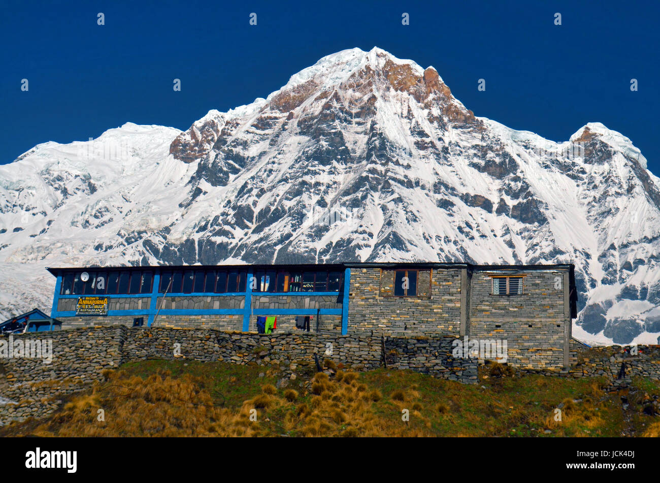 Paisaje de las montañas de nieve en el Himalaya. Lodge en el Annapurna Base Camp. Foto de stock