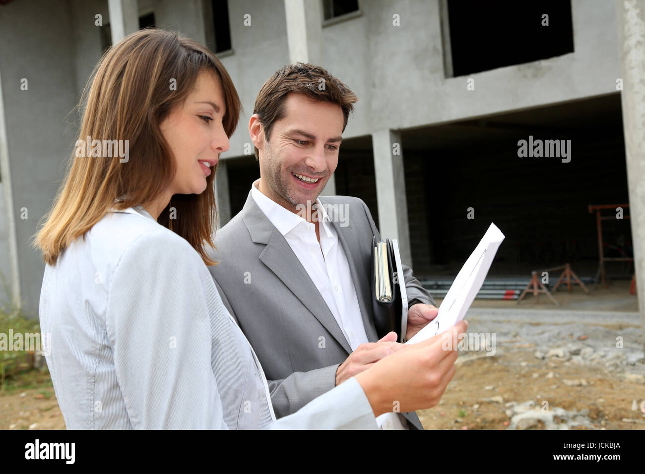 Pareja en sitio de construcción controlar el progreso de la construcción Fotografía de stock - Alamy Pareja en sitio de construcción controlar el progreso de la construcción Fotografía de stock - Alamy