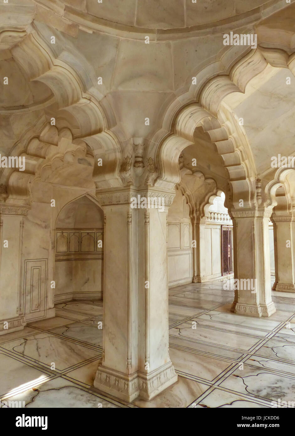 Interior de la Mezquita Nagina Masjid (GEM) en el Fuerte de Agra, Uttar Pradesh, India. Fue construido en 1635 por Shah Jahan para las señoras de su harén y ent Foto de stock