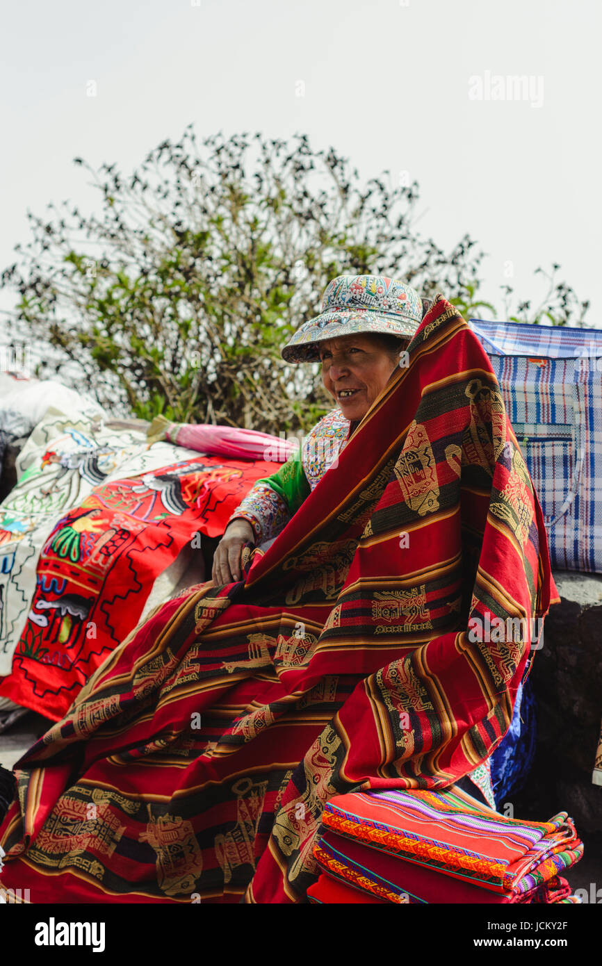 El Cañón del Colca, Perú - 21 de enero de 2017: el peruano mujeres vestidas  con coloridos trajes tradicionales de venta artesanal ropa peruana en el  Mirador Gran A Fotografía de stock - Alamy