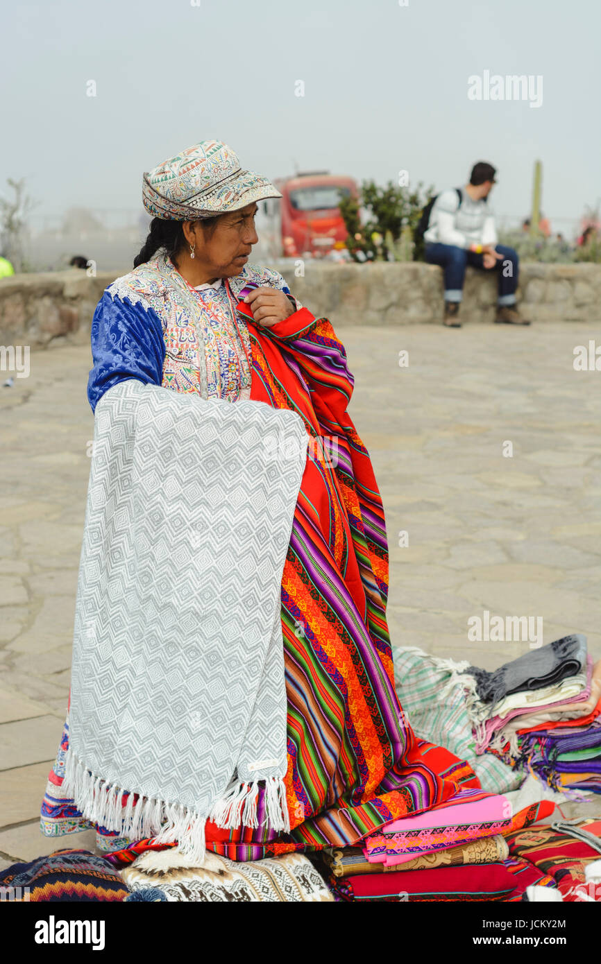 El Cañón del Colca, Perú - 21 de enero de 2017: el peruano mujeres vestidas  con coloridos trajes tradicionales de venta artesanal ropa peruana en el  Mirador Gran A Fotografía de stock - Alamy