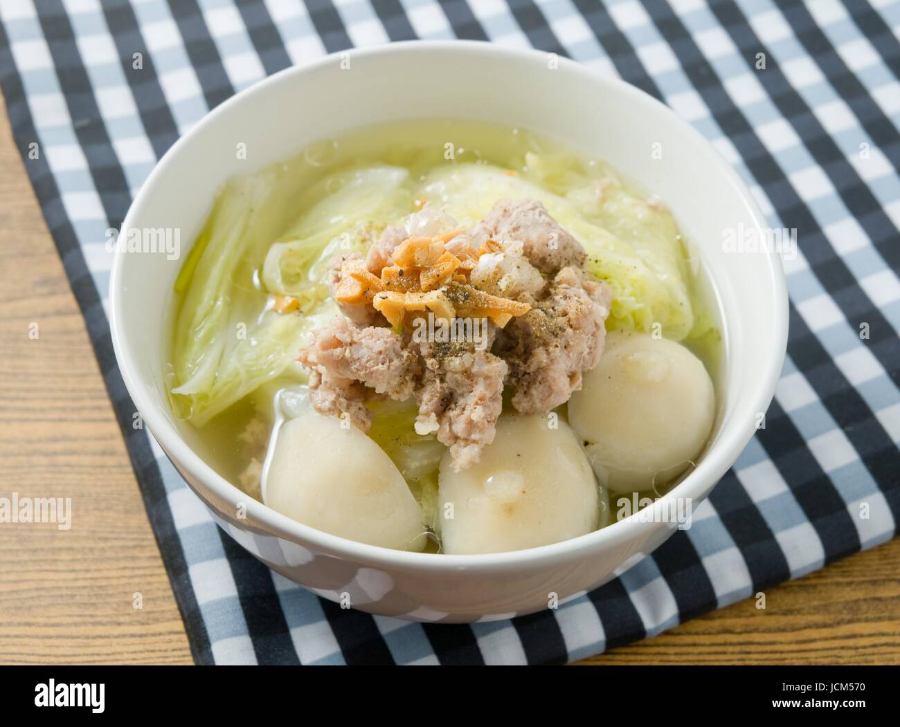 La cocina tailandesa y la comida, deliciosa taza de lechuga con carne de cerdo picada y carne de pescado, sopa de bola Topping con ajos fritos. Foto de stock