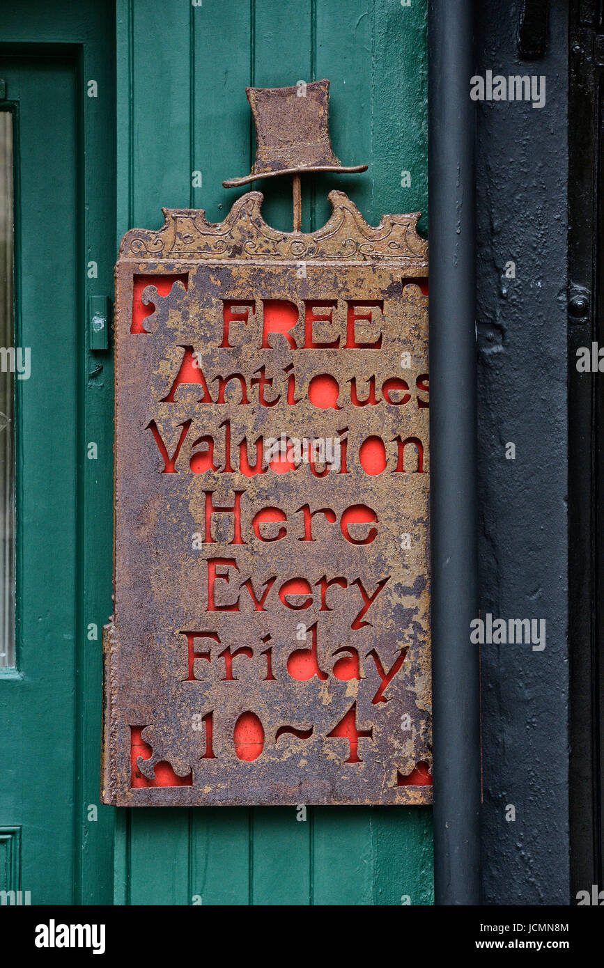 Valoración antiguos decorativos cartel fuera de una tienda de antigüedades. Hastings. Sussex. Inglaterra. UK Foto de stock