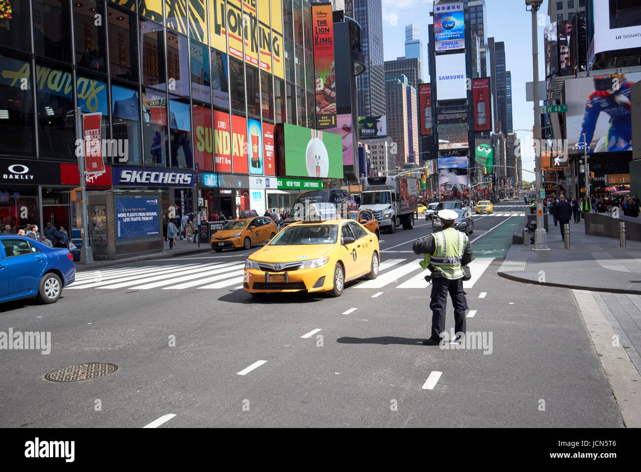 Tráfico de nypd cop en Times Square de Nueva York, EE.UU. Foto de stock