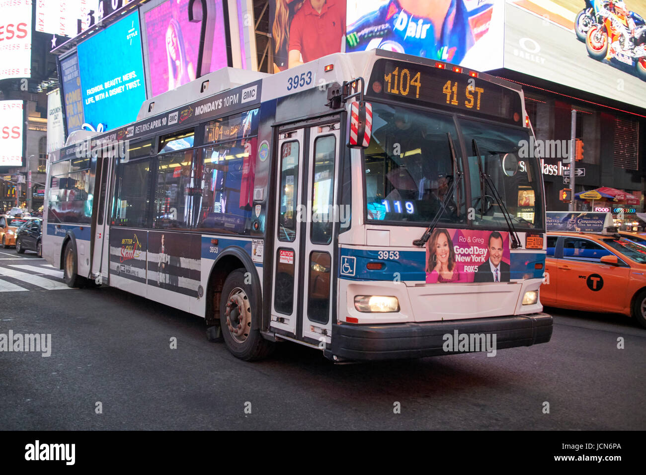 Bus MTA de Nueva York en la noche en la plaza Times Square de Nueva York, EE.UU. Foto de stock