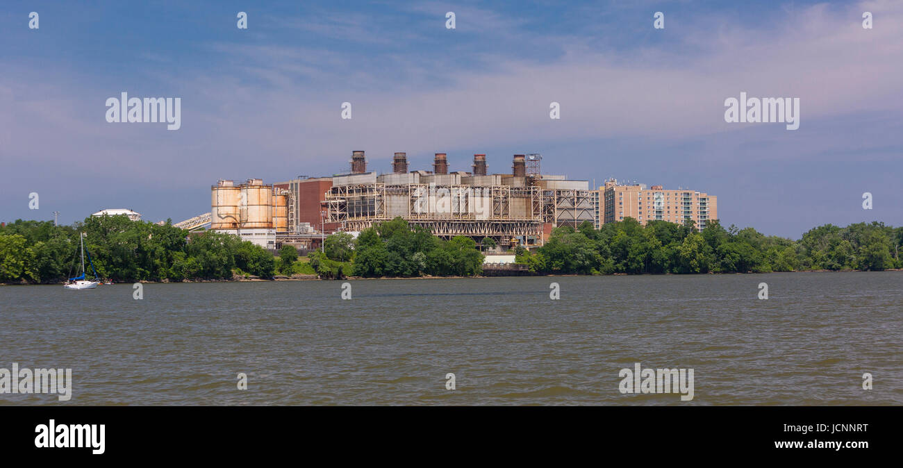 ALEXANDRIA, Virginia, EE.UU. - PROGRAMAS PRG Río Potomac Estación generadora, una antigua central eléctrica de carbón, en la orilla del río Potomac. Foto de stock