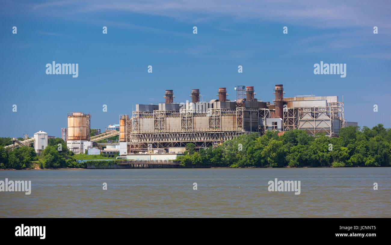 ALEXANDRIA, Virginia, EE.UU. - PROGRAMAS PRG Río Potomac Estación generadora, una antigua central eléctrica de carbón, en la orilla del río Potomac. Foto de stock