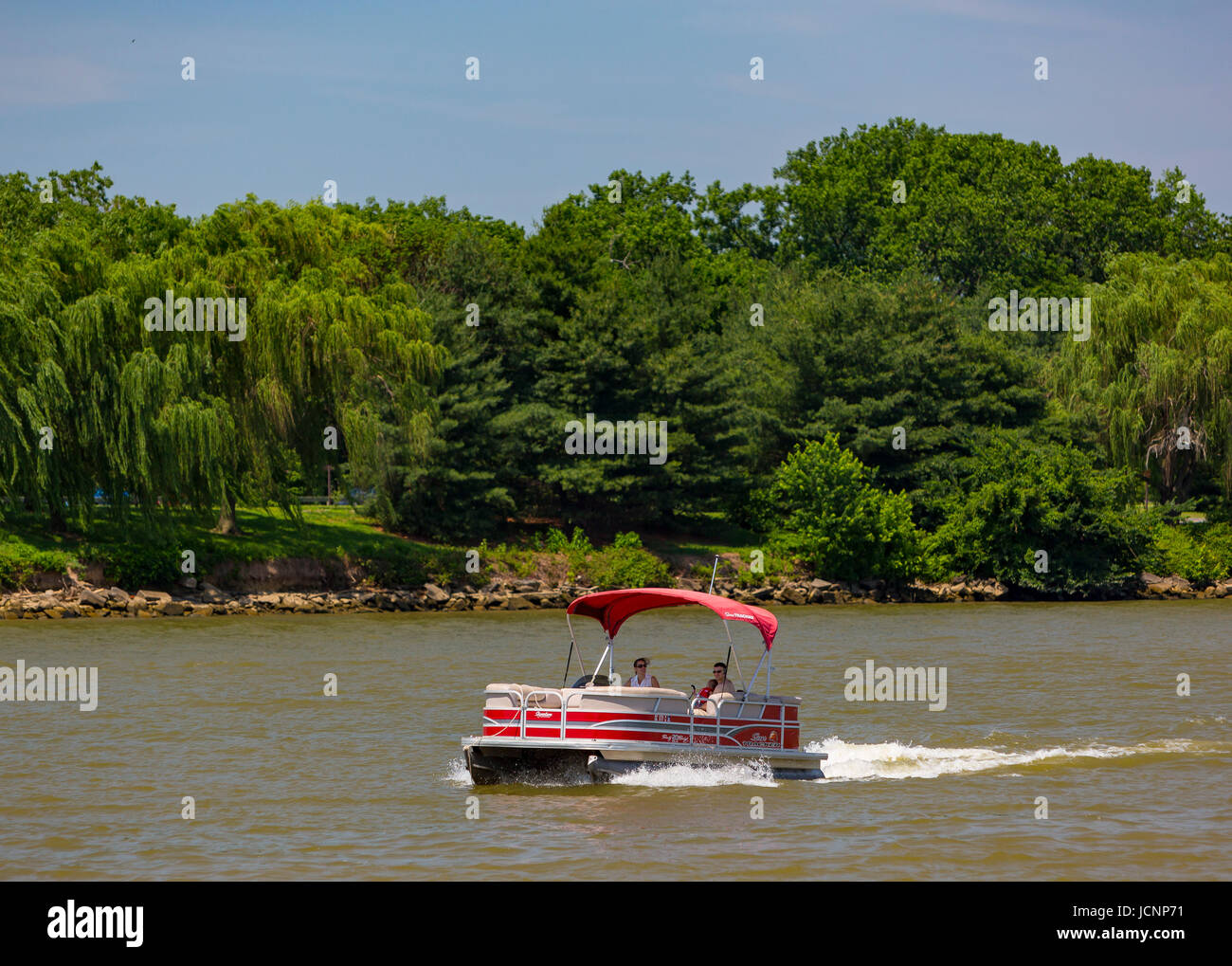 ARLINGTON, VIRGINIA, EE.UU. - Pontoon Boat sobre el río Potomac. Foto de stock