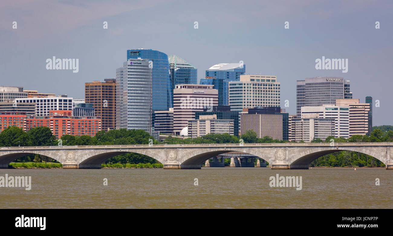 ROSSLYN, Virginia, EE.UU. - Rosslyn skyline de edificios en el Condado de Arlington. Memorial Bridge cruza el río Potomac. Foto de stock