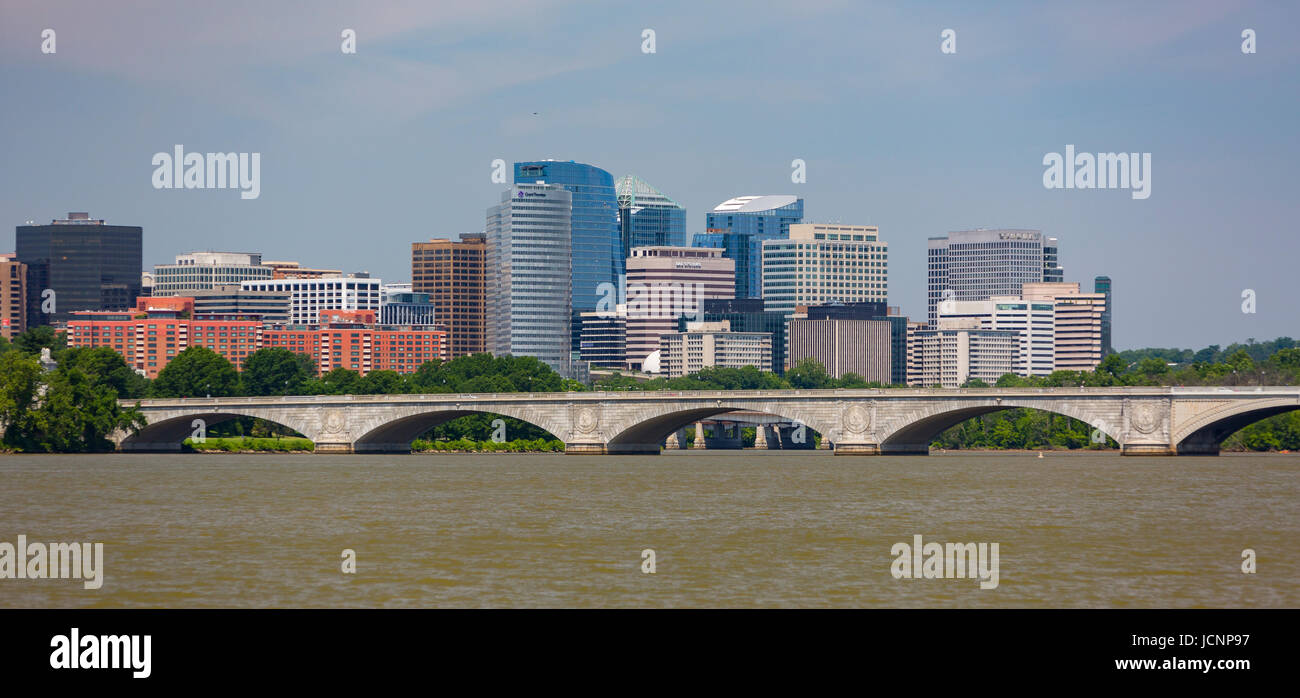ROSSLYN, Virginia, EE.UU. - Rosslyn skyline de edificios en el Condado de Arlington. Memorial Bridge cruza el río Potomac. Foto de stock