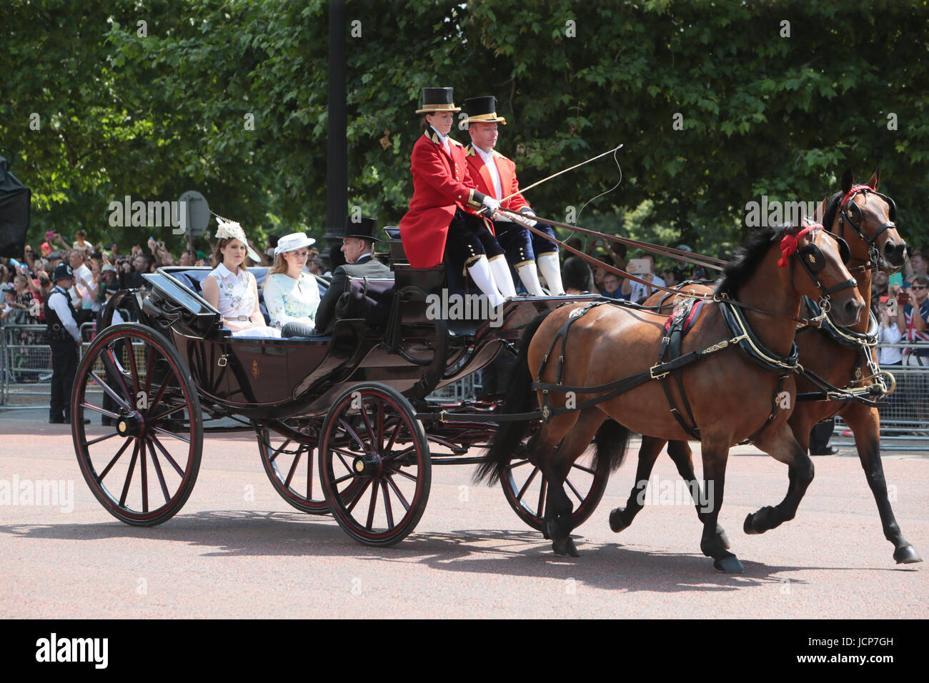 Londres, Reino Unido 17 de junio de 2017 en honor del 91º cumpleaños de su majestad la reina ,la ceremonia anual de Trooping el Color tuvo lugar un día caluroso y soleado con forro de miles de personas a lo largo del Mall para saludar a los miembros de la familia real, ya que pasó a través del Palacio de Buckingham para el Desfile de la guardia a caballo, donde tuvo lugar la ceremonia oficial>después la familia real salen en el balcón del Palacio de Buckingham a saludar a la gente reunida debajo , y para ver sobrevolar por diferentes planos y las famosas flechas rojas.@Pablo Quezada-Neiman/Alamy Live News Foto de stock