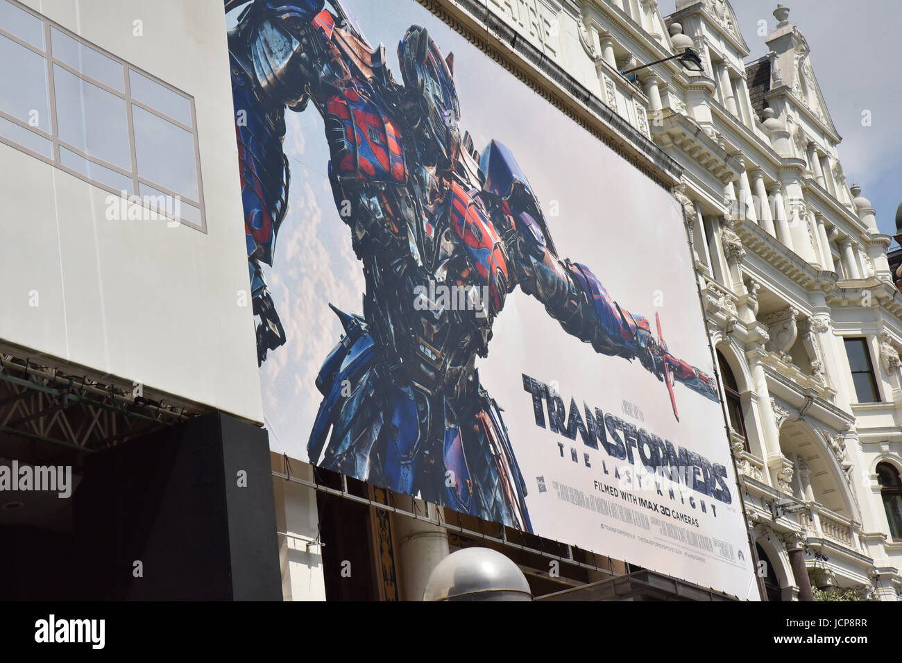 Leicester Square, Londres, Reino Unido. 17 de junio de 2017. Leicester Square está preparado para el estreno de la película Transformers. Crédito: Matthew Chattle/Alamy Live News Foto de stock