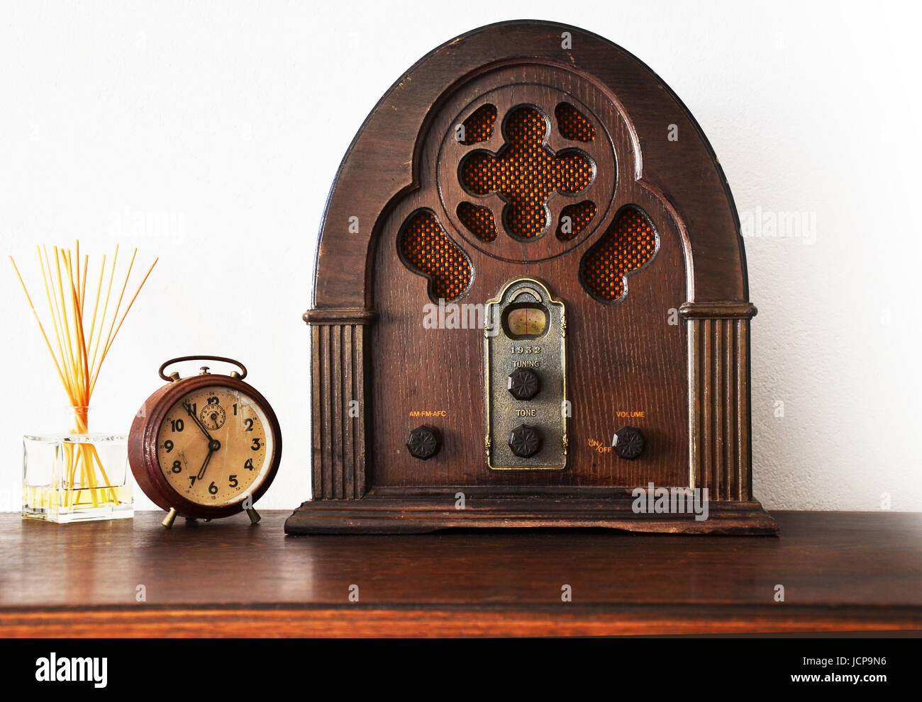 Radio reloj viejo fotografías e imágenes de alta resolución Alamy