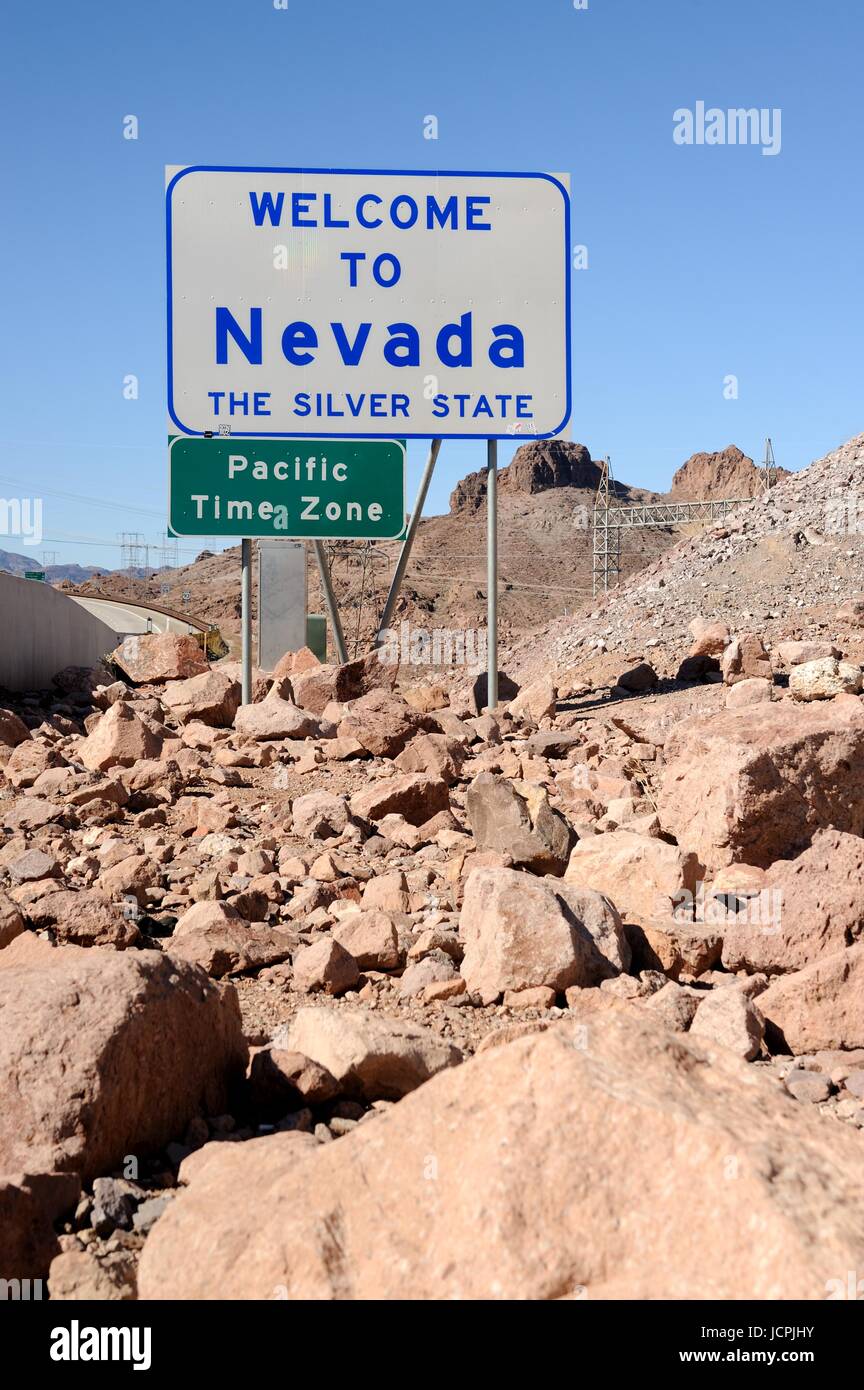 Bienvenido a Nevada, señales de carretera. US Highway 93, el Memorial Bridge, Hoover Dam Foto de stock